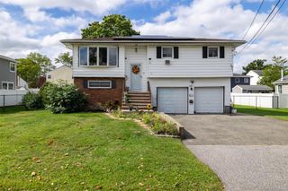 121 W Lake Drive, Lindenhurst, NY 11757