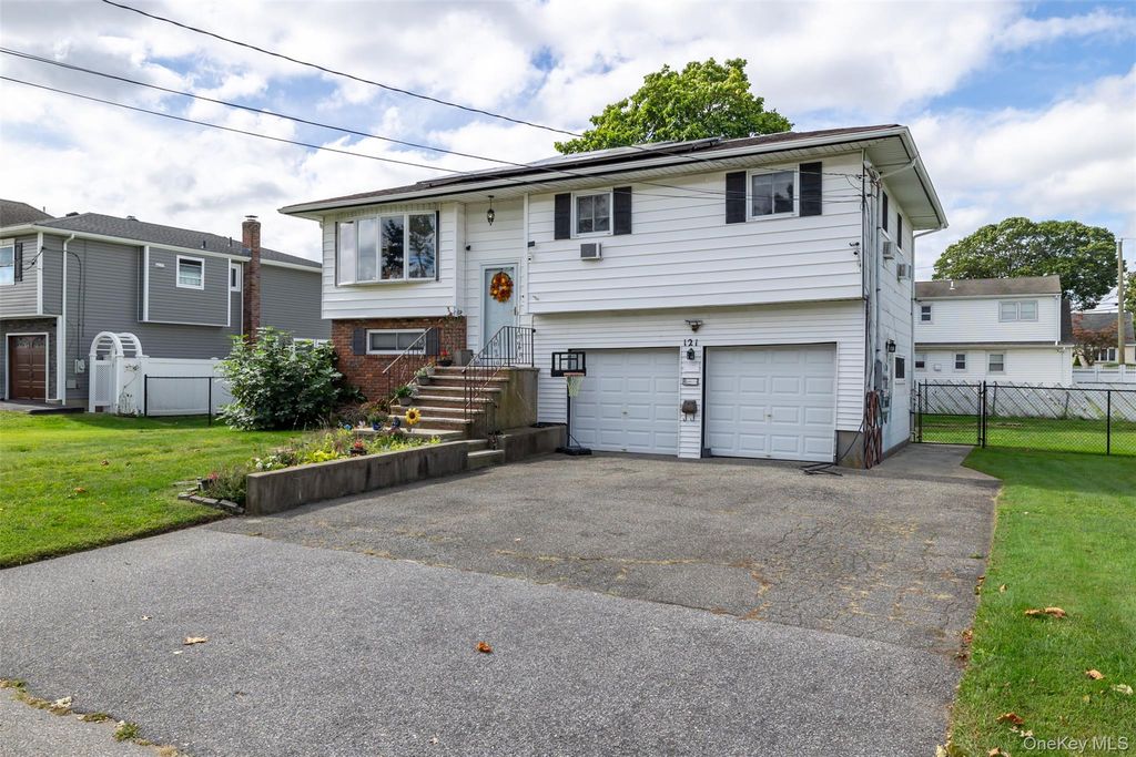 121 W Lake Drive, Lindenhurst, NY 11757 — photo 3