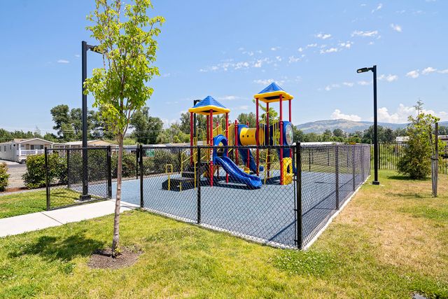 3555 S Pacific Highway 220, Medford, OR 97501