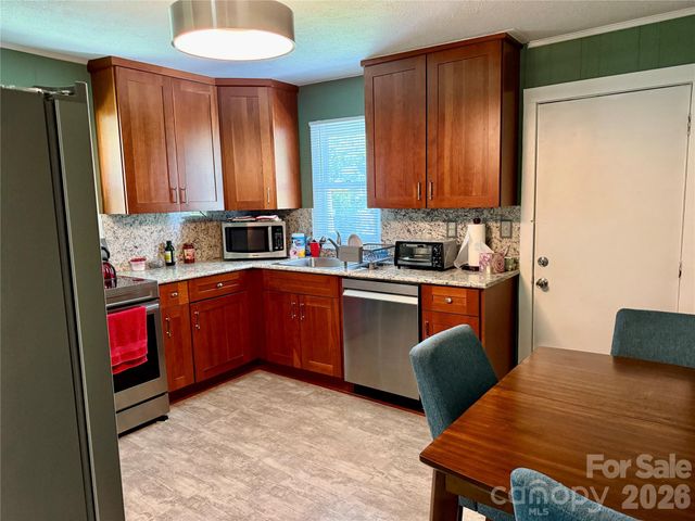 703 Stage Street NW, Lenoir, NC 28645