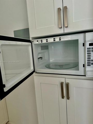 1240 NE 12th Ave 1, Fort Lauderdale, FL 33304