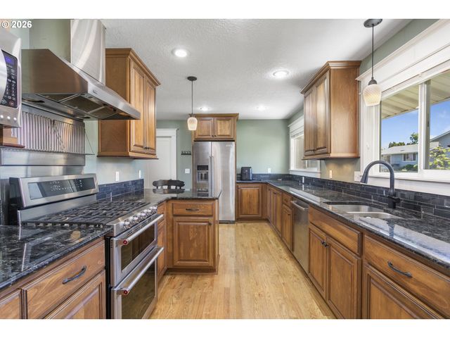 13725 Ne FREMONT Ct, Portland, OR 97230