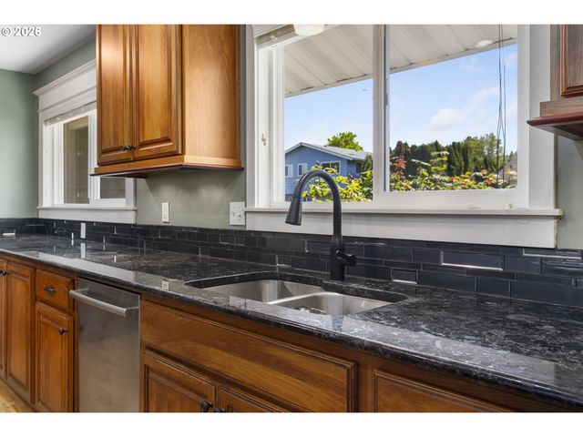 13725 Ne FREMONT Ct, Portland, OR 97230