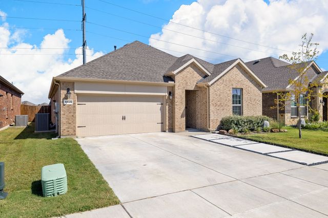 2818 Moccasin Lane, Aubrey, TX 76227