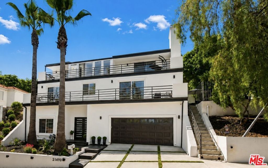 21490 Arcos Drive, Woodland Hills, CA 91364