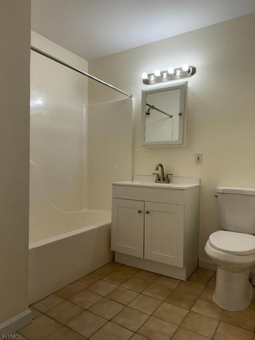 5 Chanda Ct 5, Clifton City, NJ 07012