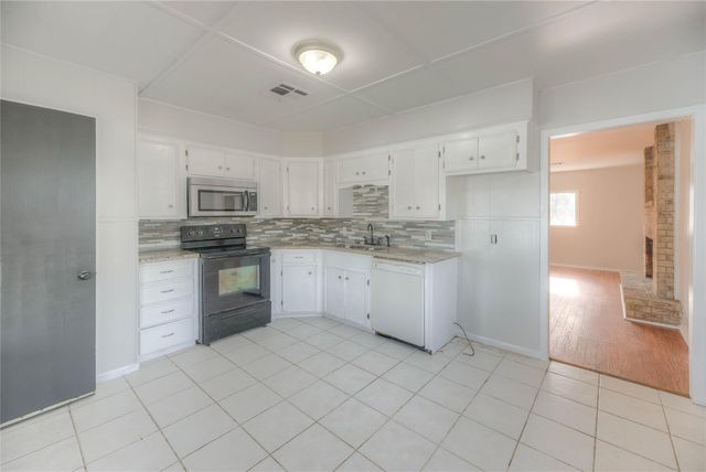 1606 E Taylor Lake Circle, Livingston, TX 77351