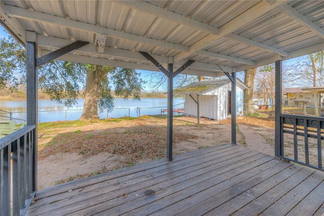 1606 E Taylor Lake Circle, Livingston, TX 77351