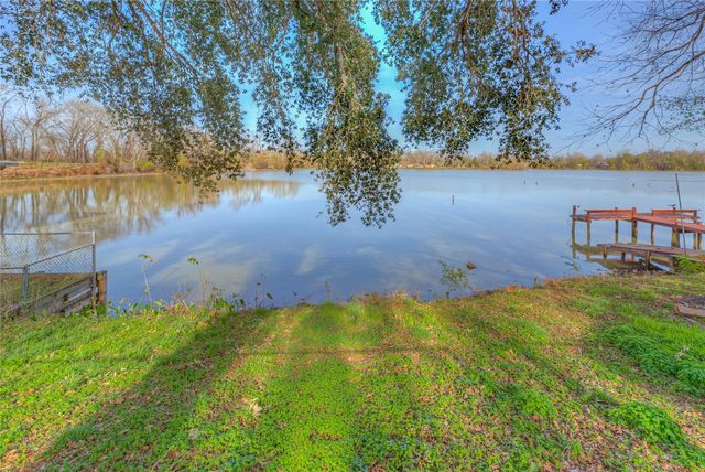 1606 E Taylor Lake Circle, Livingston, TX 77351