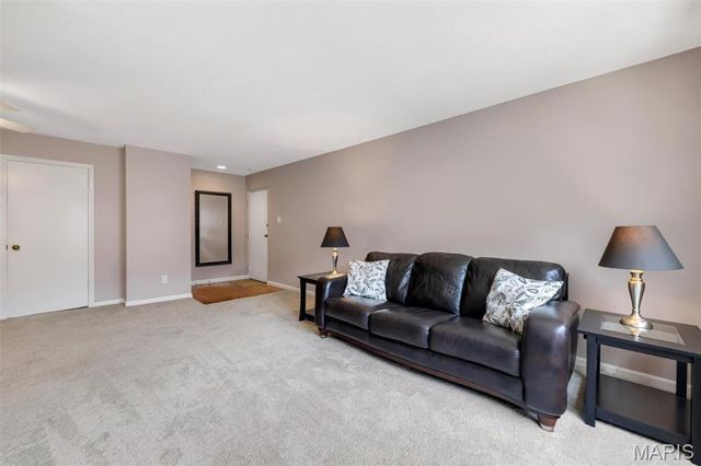4392 Chateau De Ville Drive E, Unincorporated, MO 63129