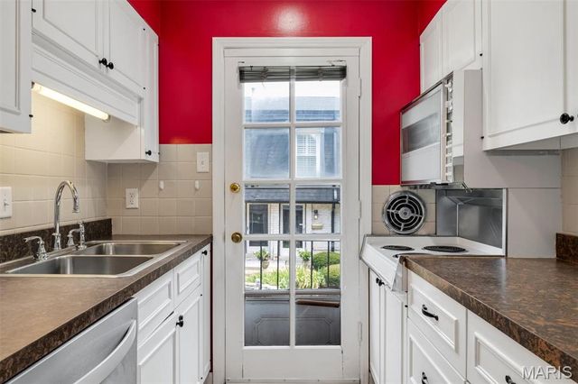 4392 Chateau De Ville Drive E, Unincorporated, MO 63129