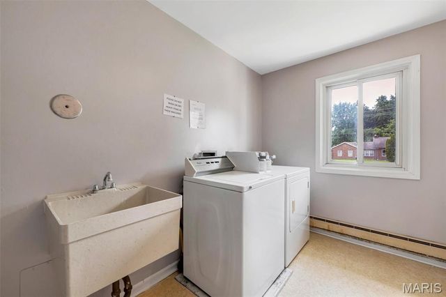 4392 Chateau De Ville Drive E, Unincorporated, MO 63129