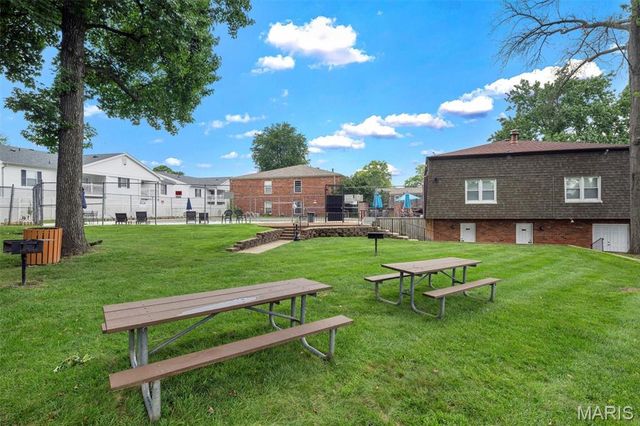 4392 Chateau De Ville Drive E, Unincorporated, MO 63129