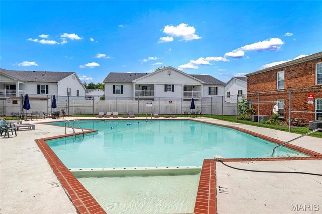 4392 Chateau De Ville Drive E, Unincorporated, MO 63129