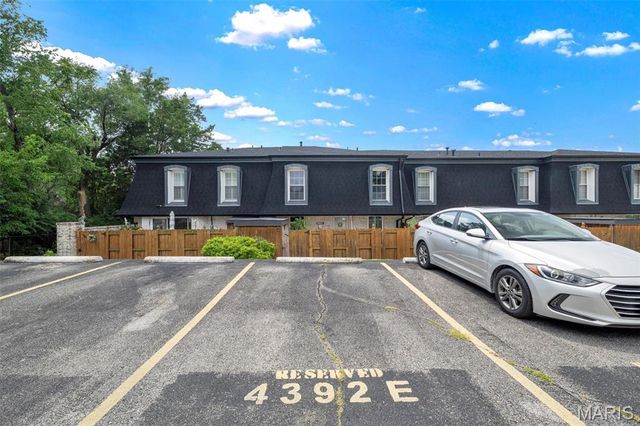 4392 Chateau De Ville Drive E, Unincorporated, MO 63129