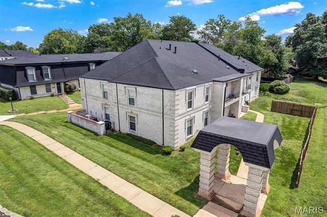 4392 Chateau De Ville Drive E, Unincorporated, MO 63129