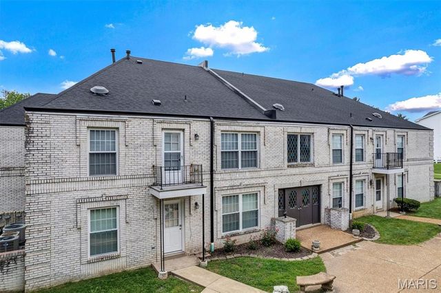 4392 Chateau De Ville Drive E, Unincorporated, MO 63129