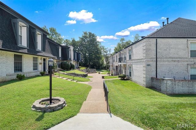 4392 Chateau De Ville Drive E, Unincorporated, MO 63129
