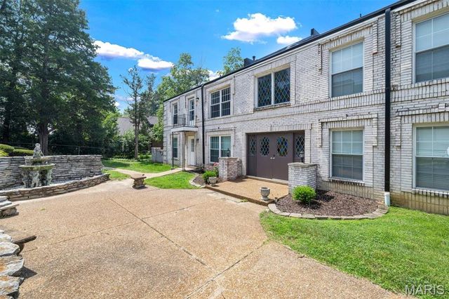 4392 Chateau De Ville Drive E, Unincorporated, MO 63129
