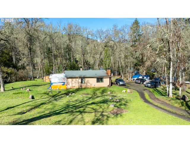 1176 WHISTLERS Ln, Roseburg, OR 97470