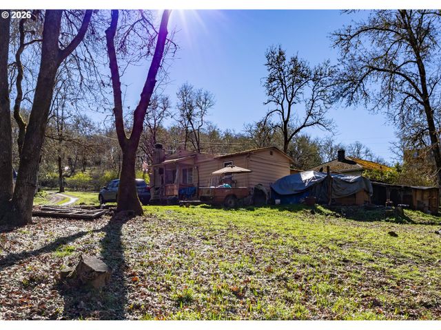 1176 WHISTLERS Ln, Roseburg, OR 97470