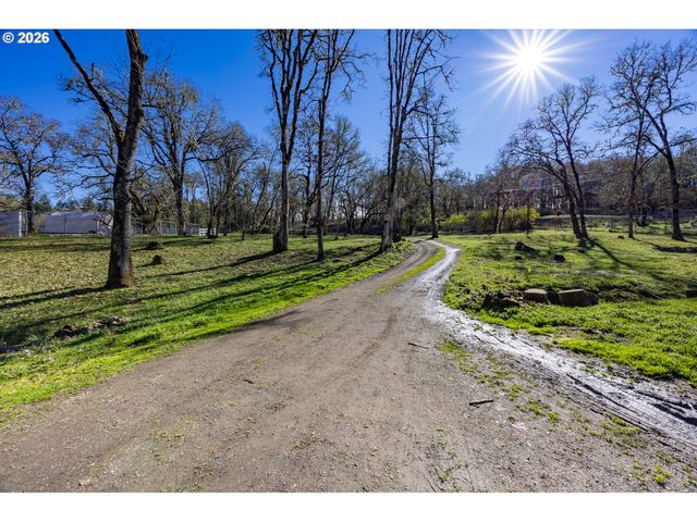 1176 WHISTLERS Ln, Roseburg, OR 97470