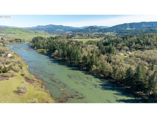 1176 WHISTLERS Ln, Roseburg, OR 97470