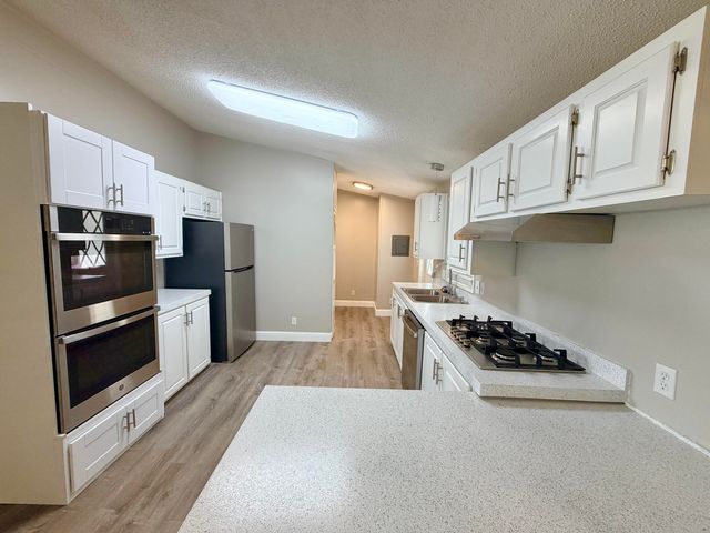 720 E Worth Avenue 14, Porterville, CA 93257