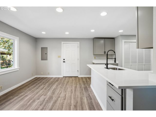 13207 Se RAYMOND St, Portland, OR 97236