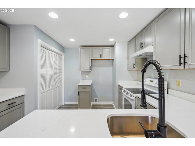 13207 Se RAYMOND St, Portland, OR 97236
