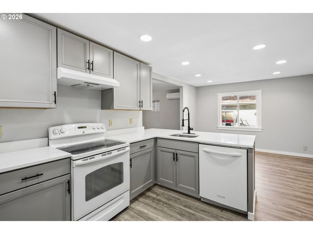 13207 Se RAYMOND St, Portland, OR 97236