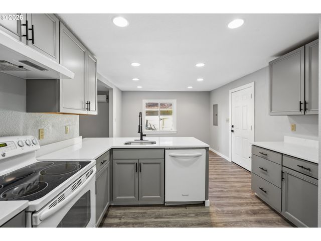 13207 Se RAYMOND St, Portland, OR 97236