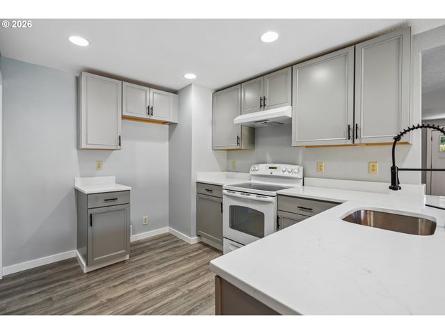 13207 Se RAYMOND St, Portland, OR 97236
