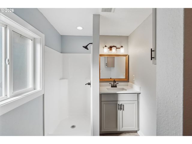 13207 Se RAYMOND St, Portland, OR 97236