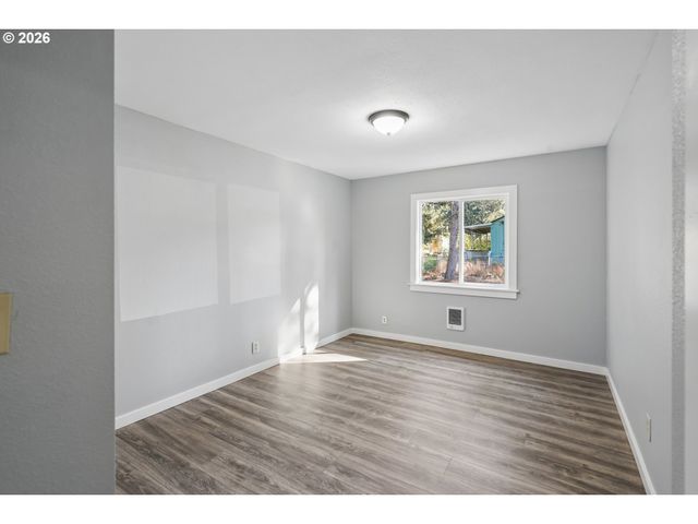 13207 Se RAYMOND St, Portland, OR 97236