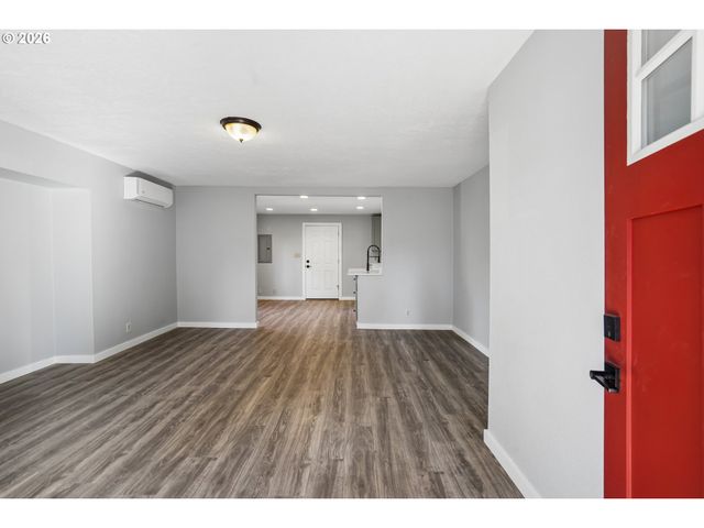13207 Se RAYMOND St, Portland, OR 97236