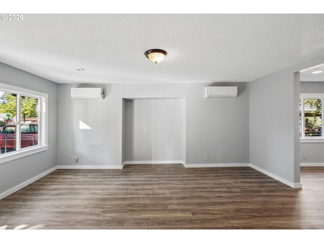 13207 Se RAYMOND St, Portland, OR 97236