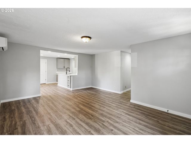 13207 Se RAYMOND St, Portland, OR 97236