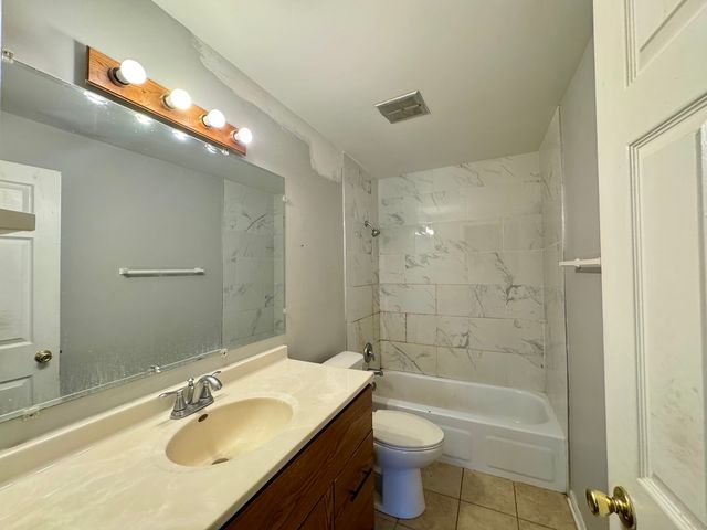 1075 Higgins Quarters Drive 3-208, Hoffman Estates, IL 60169