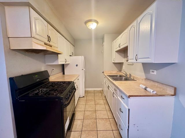 1075 Higgins Quarters Drive 3-208, Hoffman Estates, IL 60169