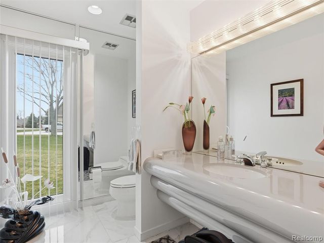 3827 Manchester Court, Bloomfield Hills, MI 48302