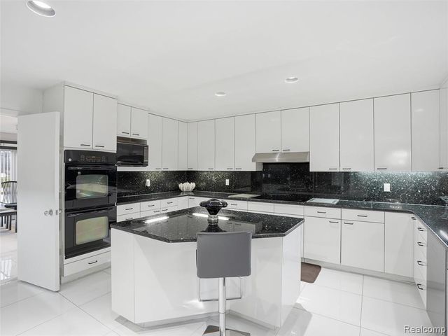 3827 Manchester Court, Bloomfield Hills, MI 48302