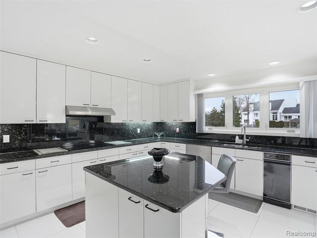 3827 Manchester Court, Bloomfield Hills, MI 48302