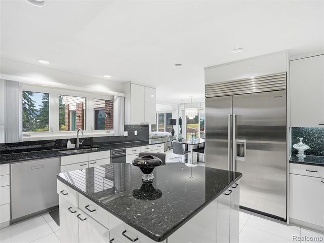 3827 Manchester Court, Bloomfield Hills, MI 48302