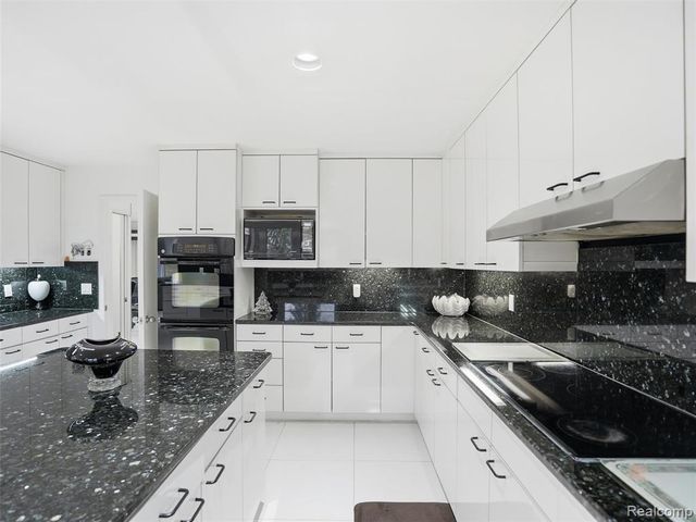 3827 Manchester Court, Bloomfield Hills, MI 48302