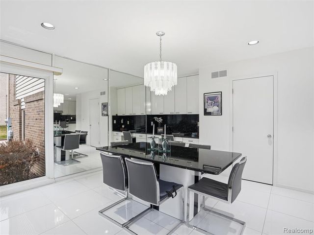 3827 Manchester Court, Bloomfield Hills, MI 48302