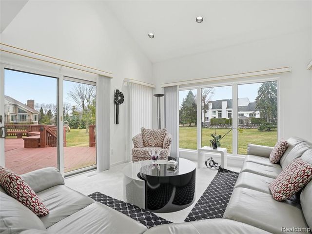 3827 Manchester Court, Bloomfield Hills, MI 48302