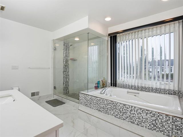 3827 Manchester Court, Bloomfield Hills, MI 48302