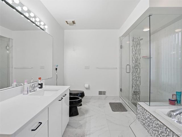 3827 Manchester Court, Bloomfield Hills, MI 48302