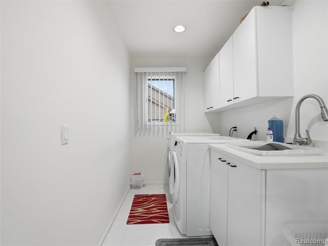 3827 Manchester Court, Bloomfield Hills, MI 48302